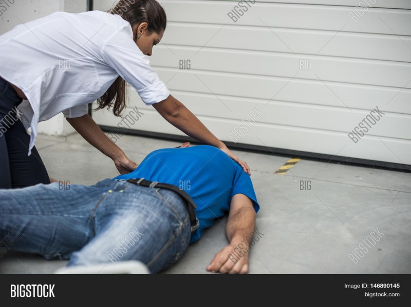 Девушка спит на полу