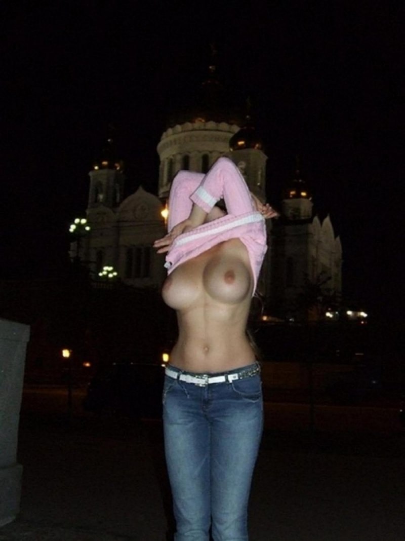 Девчонки топлесс в парке