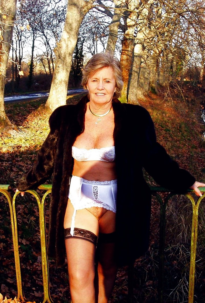 Голая пожилая в пальто