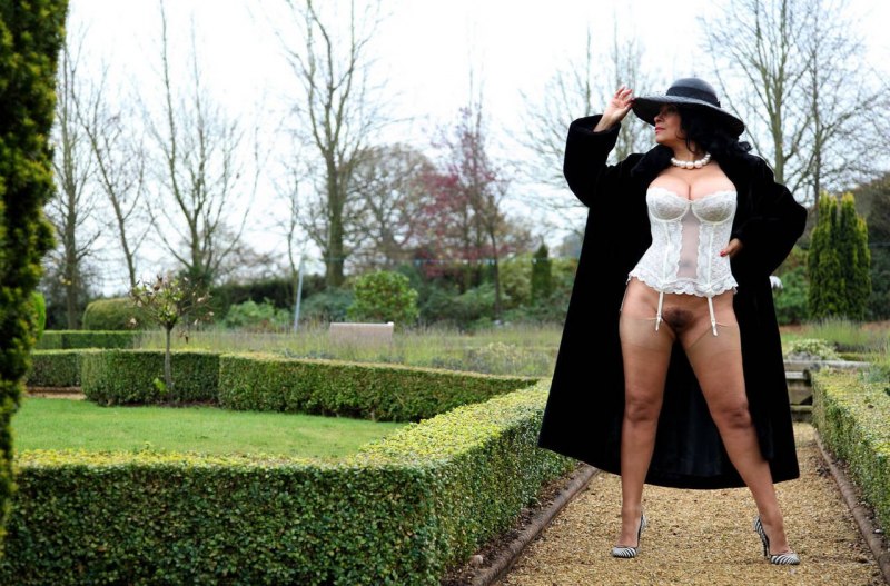 Даника Коллинз в леди в шляпе голая