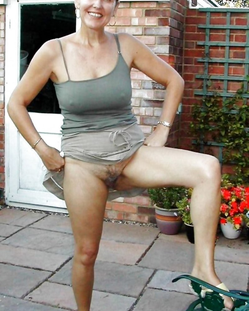 Девушки без трусиков в магазине