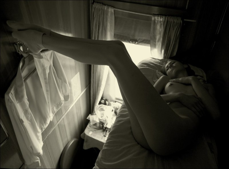 Девушка раздевается в поезде