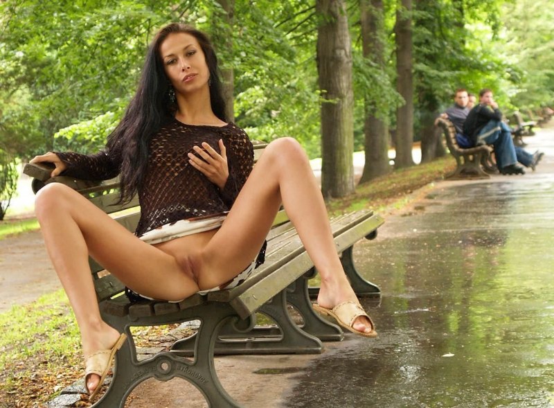 Раздвинув ноги без трусов