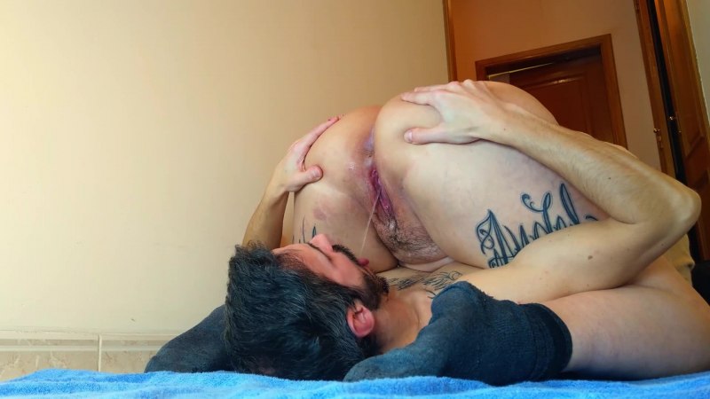 Попкой бьется об лицо парня