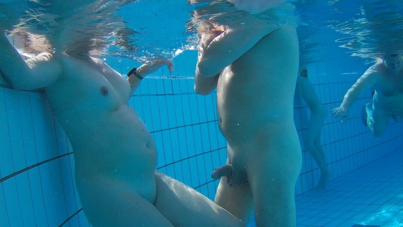 Голая в общественном бассейне