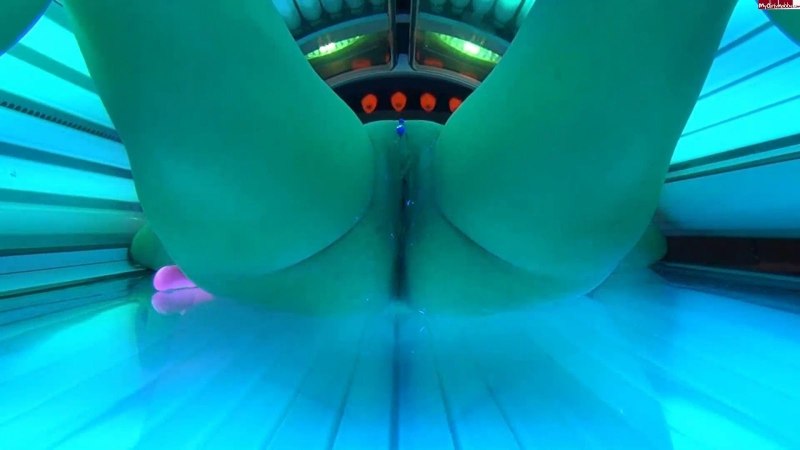 Девушка сквиртит в солярии