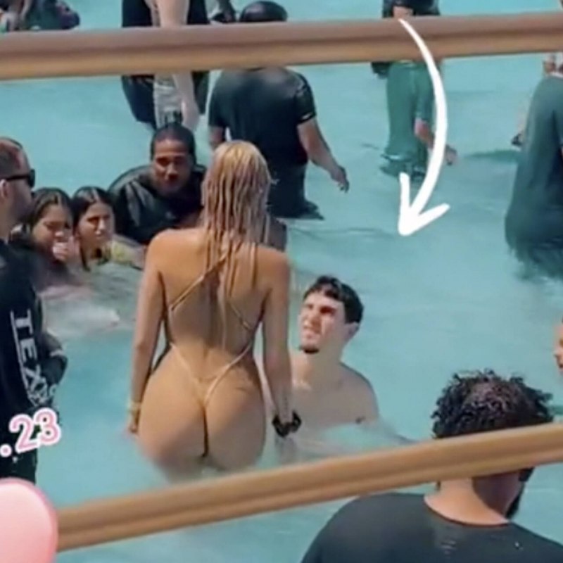 Стринговый купальник в аквапарке