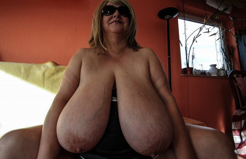 Огромные длинные сиськи