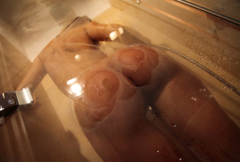 Красивые голые женщины в душе