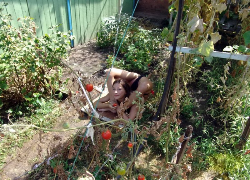 Загораем на даче на грядках