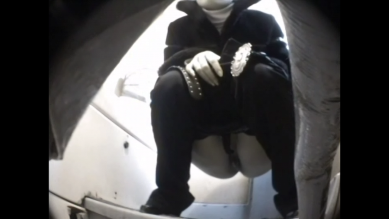 Камера в женском туалете поезда