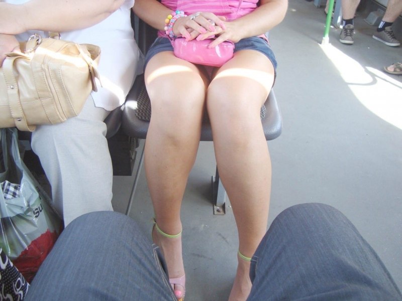 Без трусиков в общественном транспорте